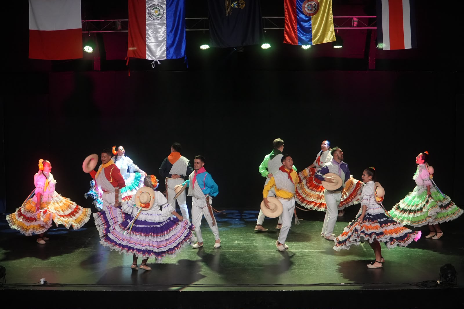 Agrupaciones bailando en el escenario del festival