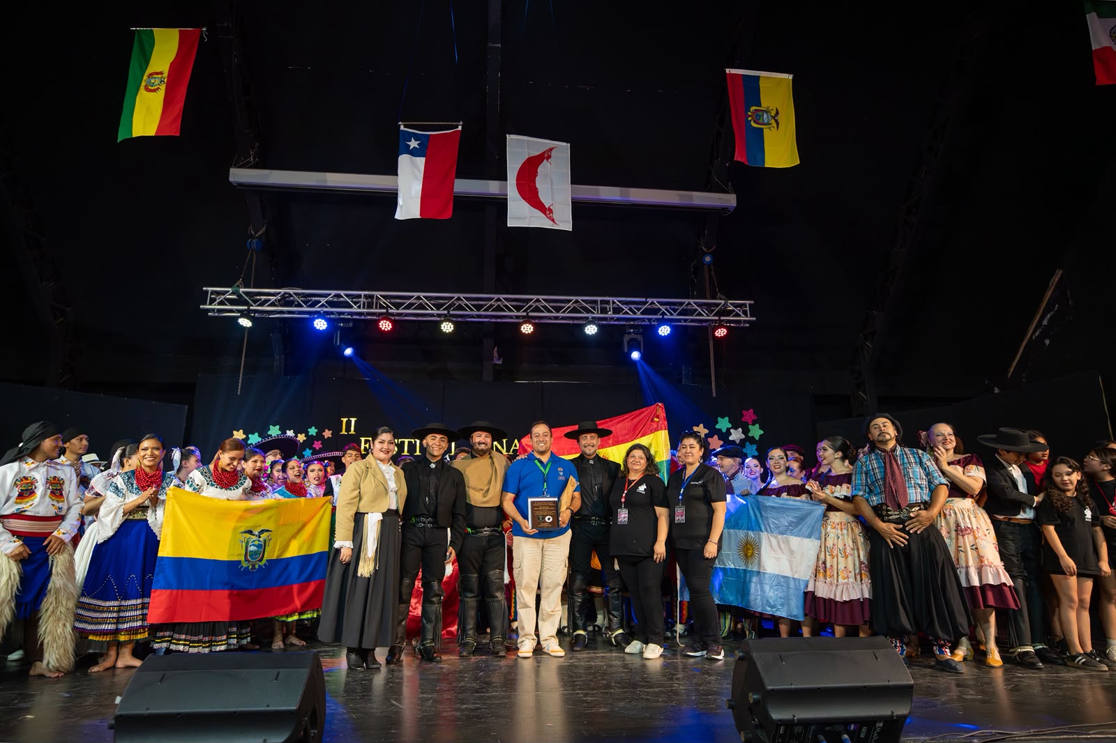 Integrantes del festival con sus trajes tradicionales