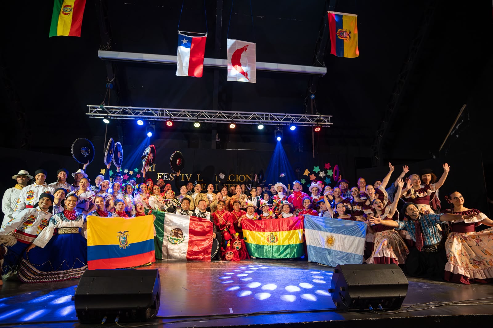 Baile de las agrupaciones bajo las banderas
