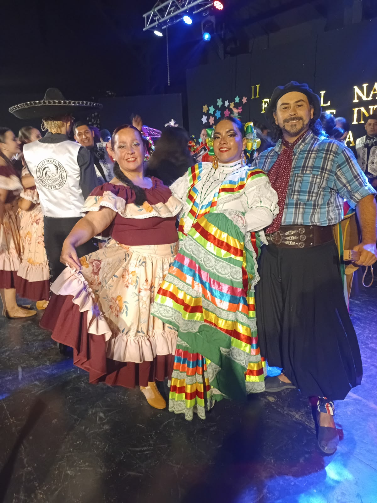 Foto grupal del festival con las delegaciones y banderas