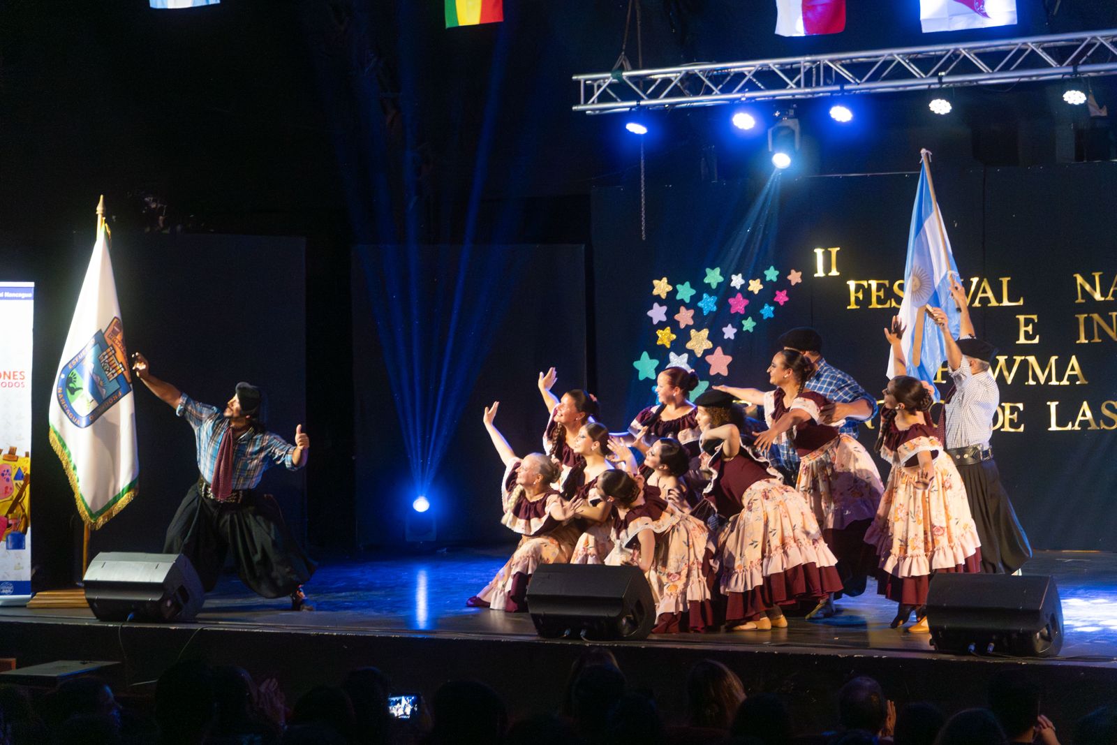 Agrupación en el escenario del Festival Pewma Antü
