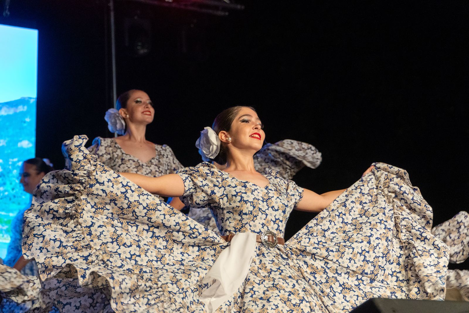 Dos bailarinas con vestidos floreados tradicionales