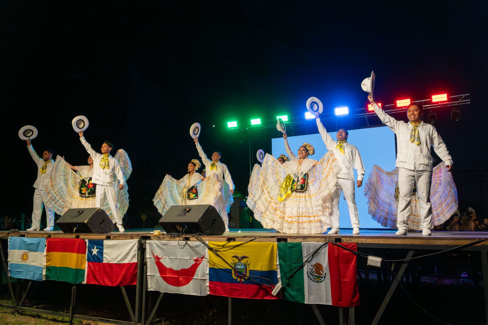 Delegaciones en el escenario con las banderas de sus países