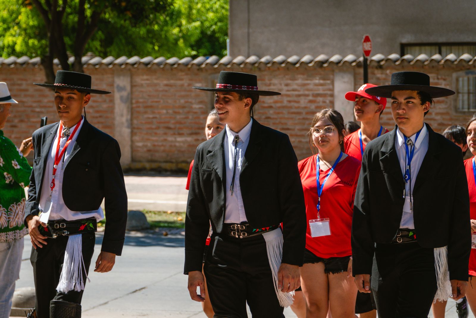 Delegación caminando en el pasacalle del festival