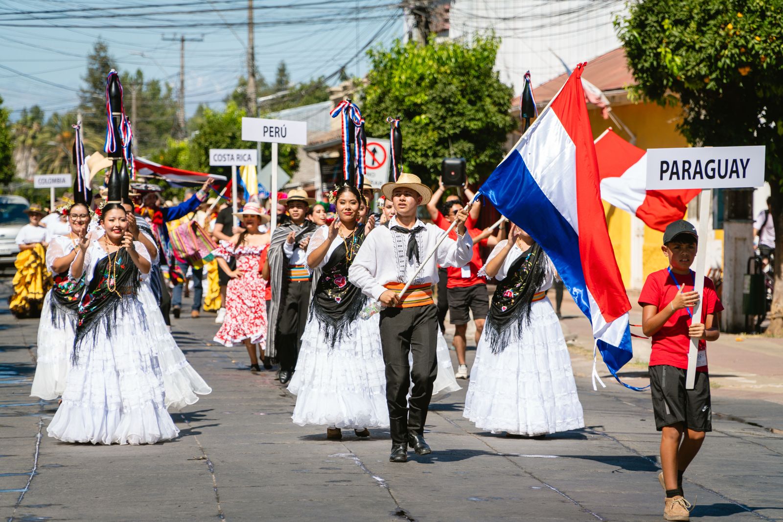 Pasacalle con las banderas de Perú y Paraguay