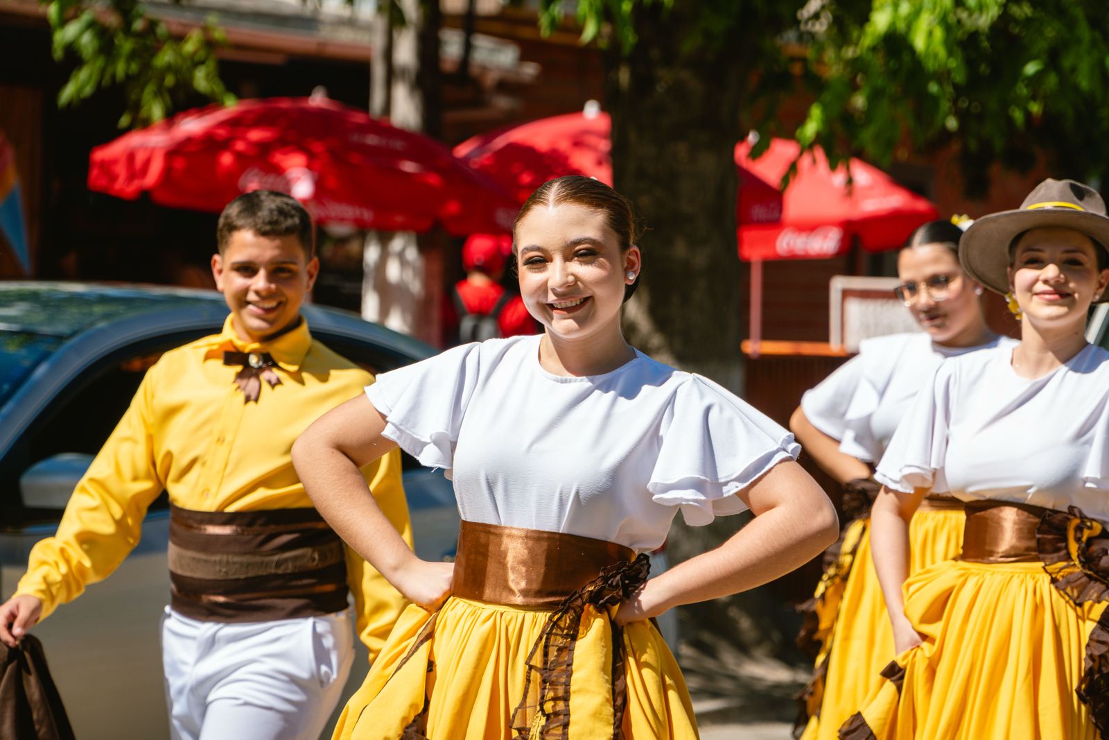 Jóvenes bailarines en el pasacalle