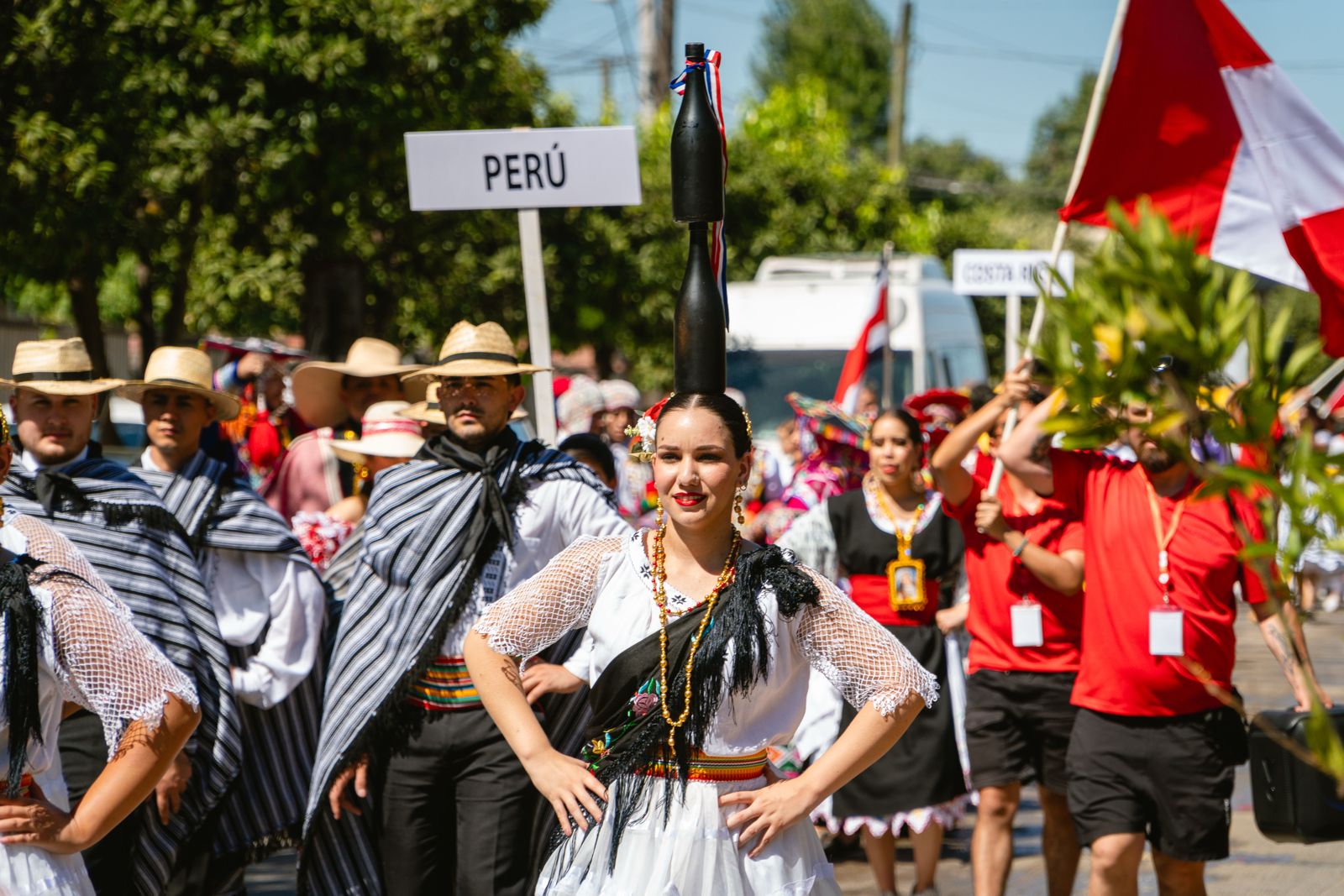 Bailarina de la delegación de Perú en el pasacalle del festival